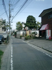 自販機の角を右に曲がると正覚院となる。裏手の墓地を上り切ると城に行ける。