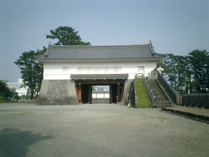 復元された銅門を西から