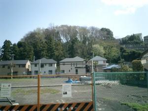 西から城跡を見上げる。右手が正覚院墓地につながる。