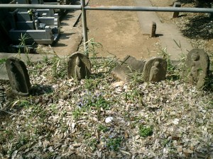 正覚院墓地の最高地点に行くと、近世の仏像が立っている。ここから城跡に入れる。